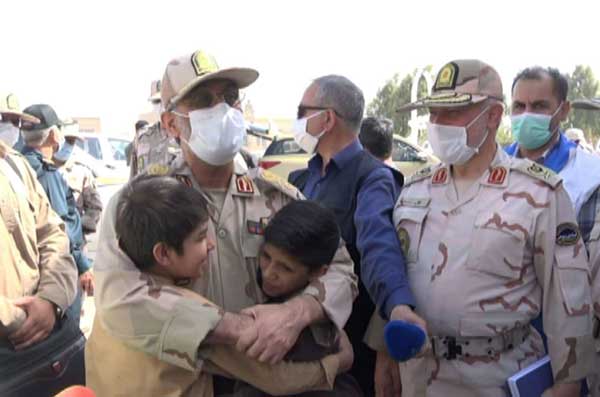 کودکان پناهنده افغانستانی در آغوش سردار رضایی+عکس