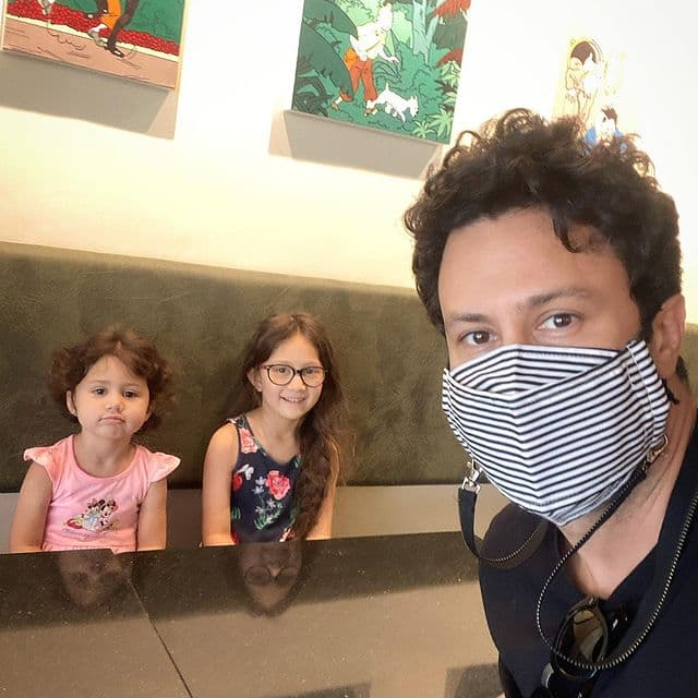 سلفی دیدنی شاهرخ استخری با دو دخترش+عکس