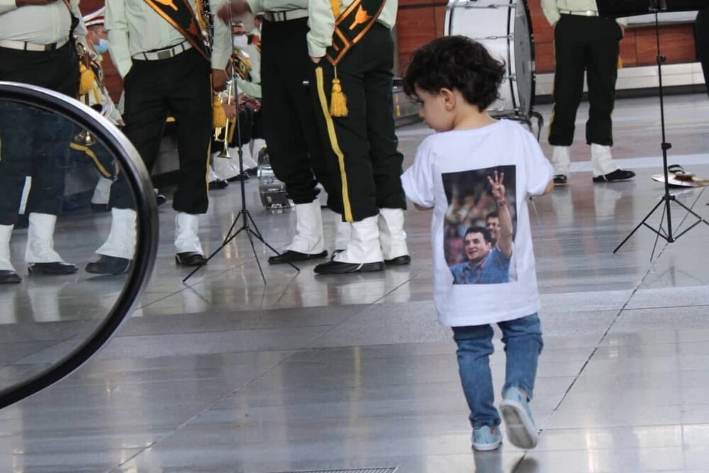 لباس متفاوت پسر سرمربی تیم ملی کشتی در فرودگاه+عکس