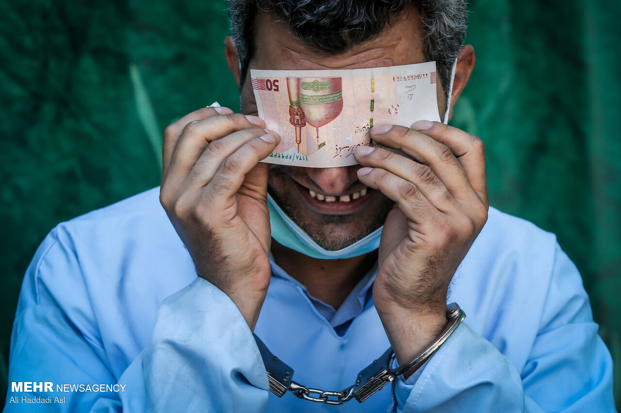 ژست عجیب سارق تهرانی با پول تقلبی+عکس