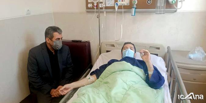 عیادت از خبرنگار مضروب مجلس در بیمارستان+عکس