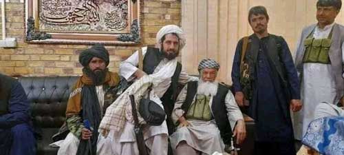سلفی پیروزمندانه طالبان با اسماعیل خان پس از اسارت +عکس
