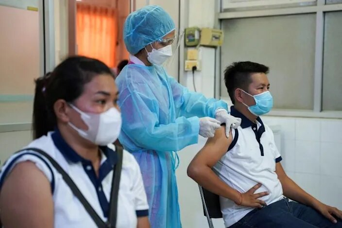 کامبوج دوز سوم واکسن یادآور کرونا را به مردم تزریق می‌کند