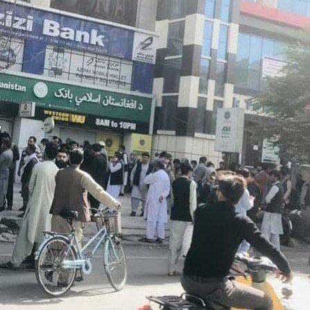هجوم مردم کابل به بانک ها با نزدیک شدن طالبان+عکس