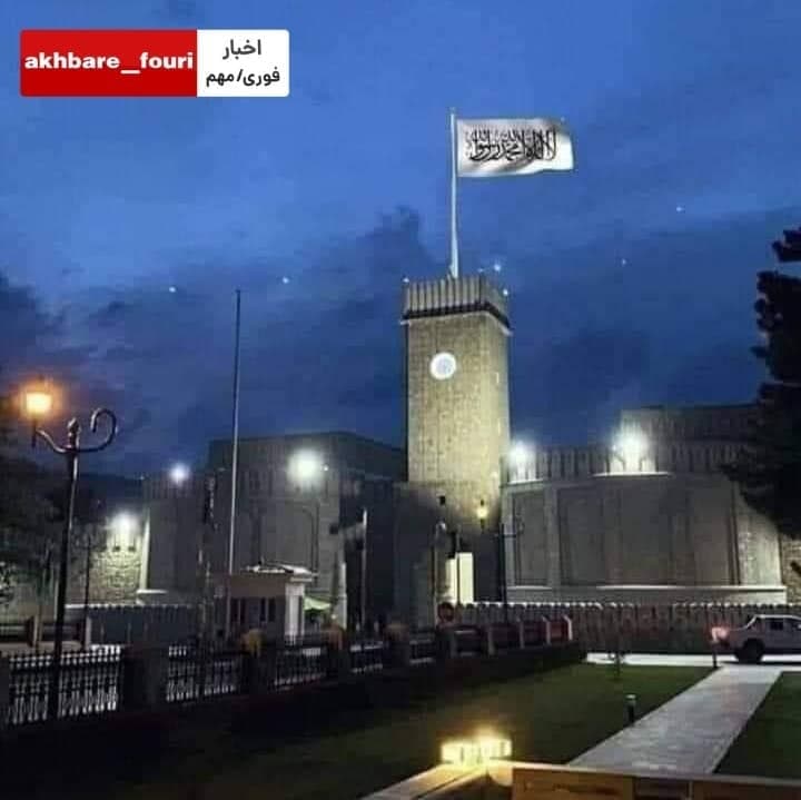 پرچم  طالبان در ارگ ریاست‌ جمهوری افغانستان برافراشته شد+عکس