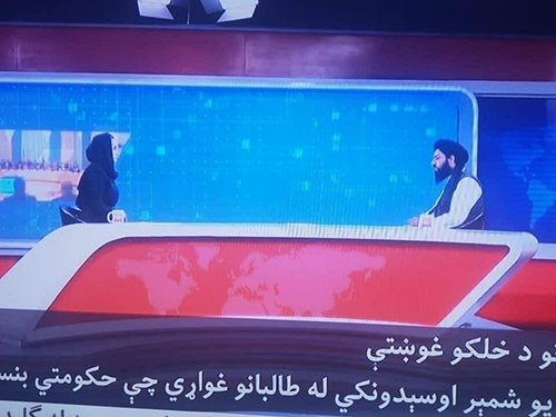 اجرای متفاوت مجریان زن در شبکه تلویزیونی افغانستان+عکس