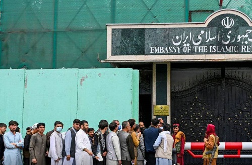 صف طولانی مهاجران در مقابل سفارت ایران در افغانستان+عکس