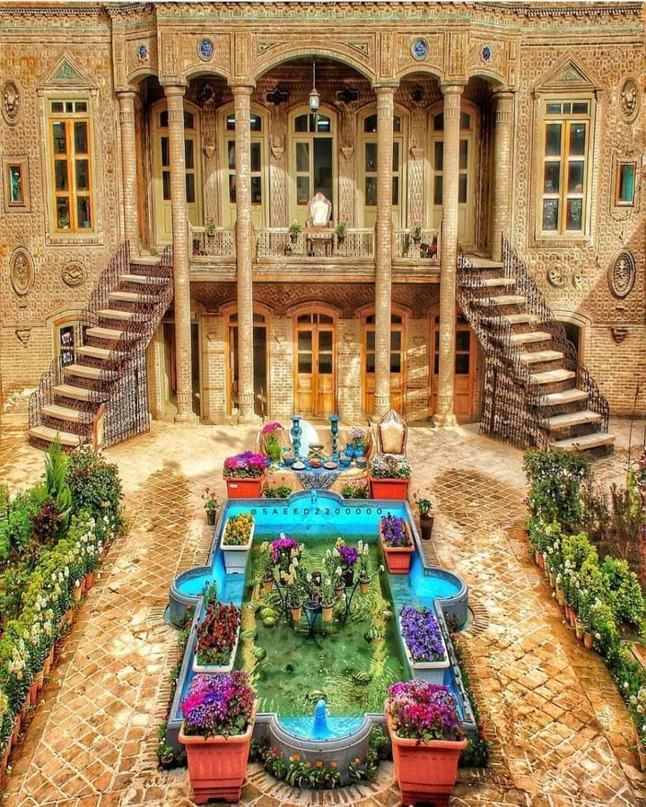 عمارتی به جا مانده از عصر قاجار در مشهد+عکس