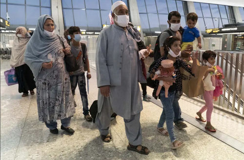 لحظه ورود پناهجویان افغانستان به آمریکا+عکس