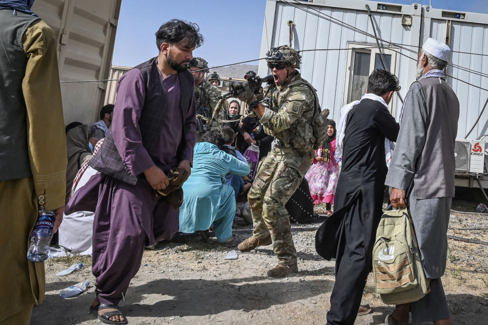 صحنه تکان دهنده از رفتار زشت سرباز آمریکایی با یک افغانستانی+عکس