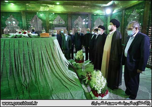 رئیسی و وزرا به حرم امام رفتند+عکس