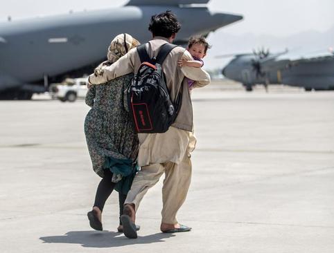 لحظه خروج خانواده افغانستانی با هواپیمای نظامی+عکس