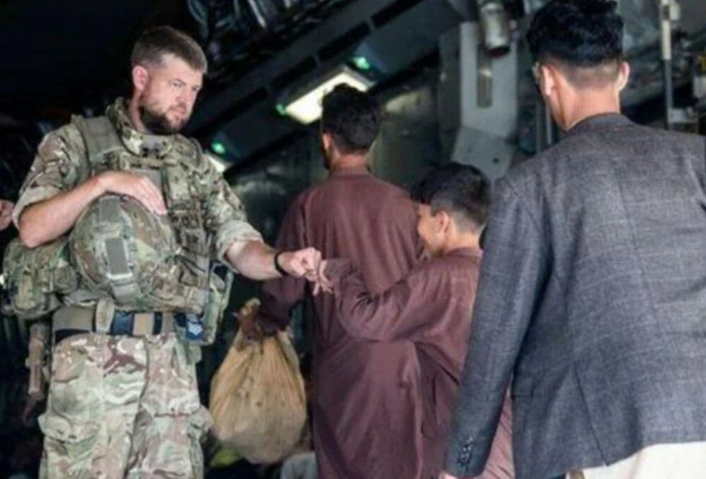 واکنش سرباز آمریکایی به ورود مهاجران افغان به هواپیما+عکس