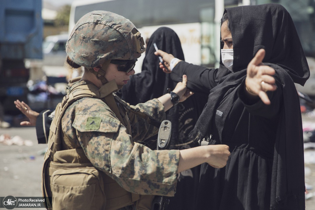 تفنگدار آمریکایی در حال بازرسی بدنی زن افغانستانی+عکس