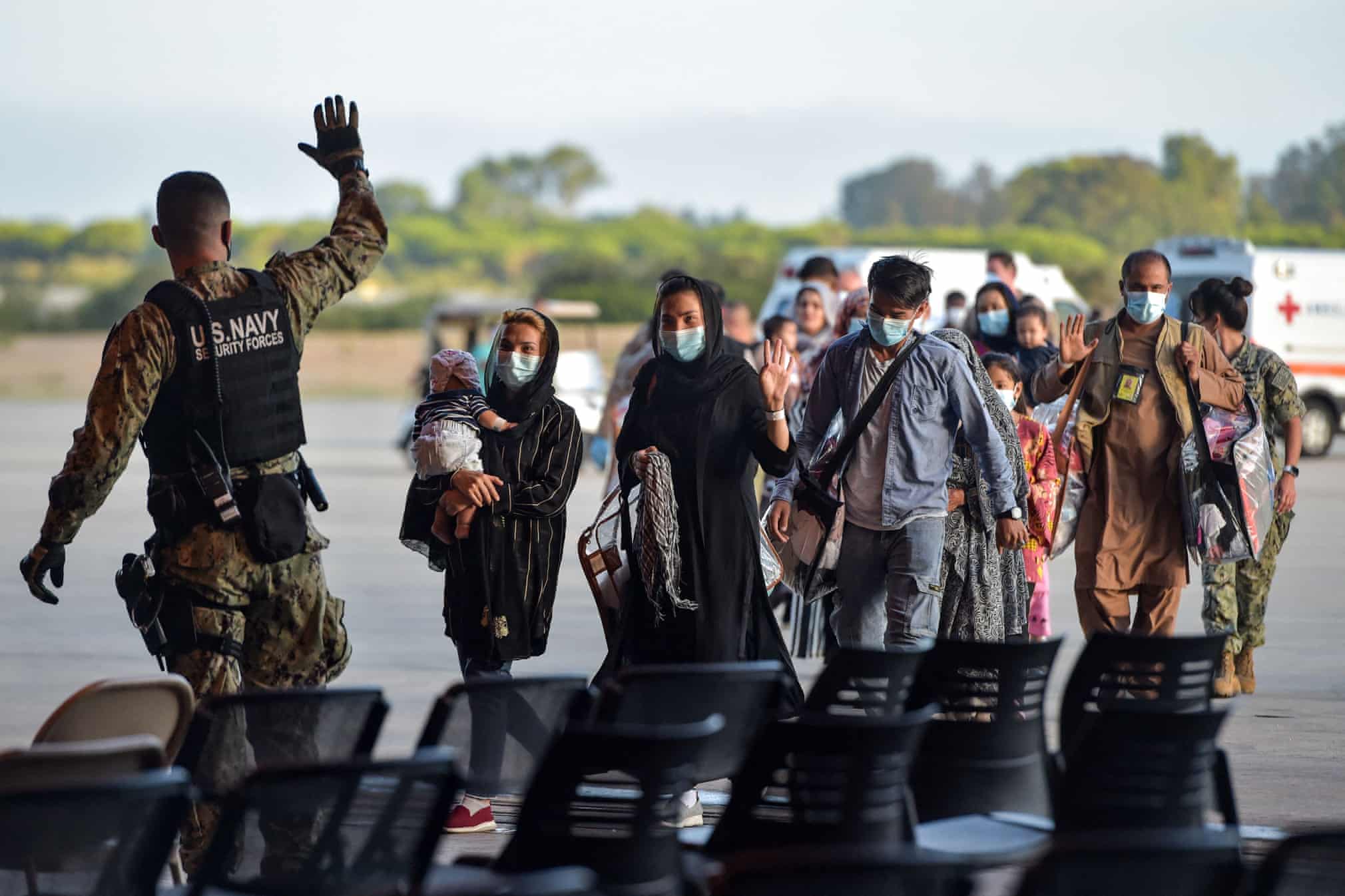 لحظه ورود مهاجران افغان به اسپانیا+عکس