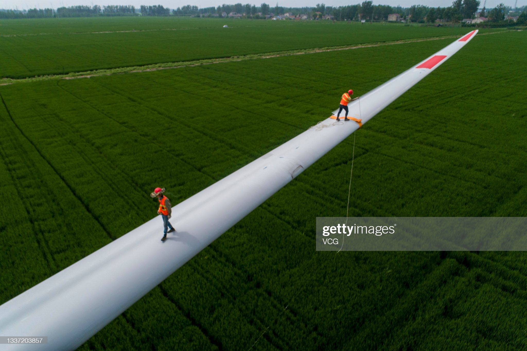 قدم زدن چینی ها روی پره های عظیم توربین بادی+عکس