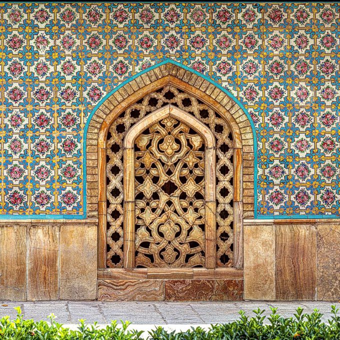 نقش هزارگُل بر کاشی‌های کاخ گلستان تهران+عکس