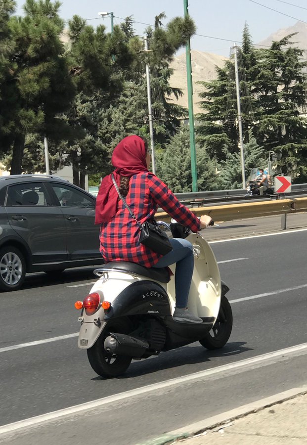 دختر موتورسوار سرخ پوش در تهران خبرساز شد+عکس