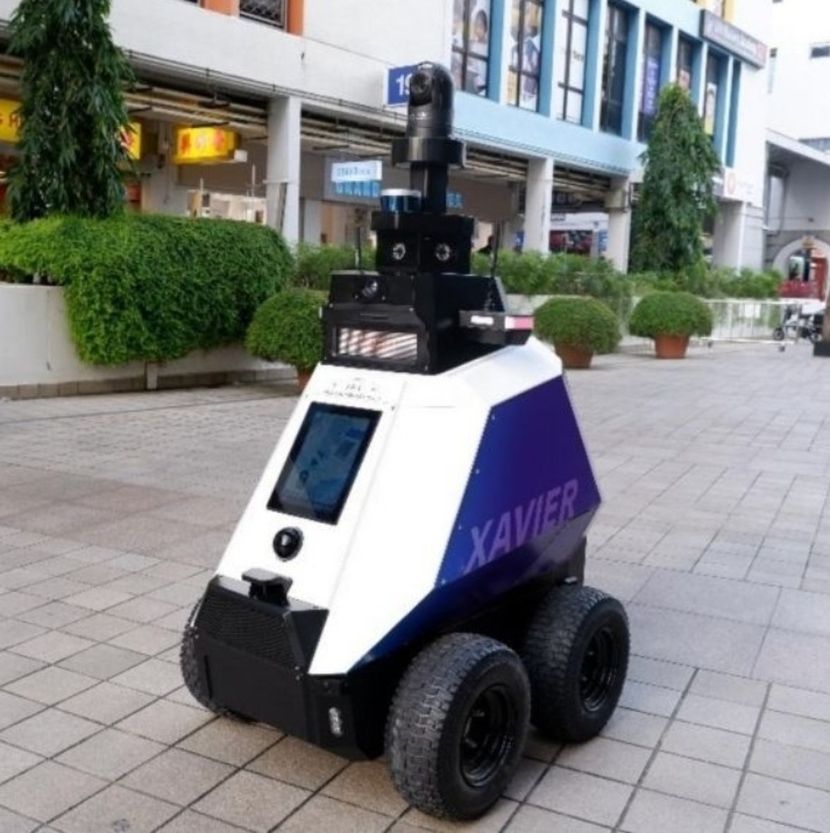  یک ربات خودران برای گشت زنی و بررسی مناطق عمومی با تردد زیاد برای افزایش سلامت و ایمنی عمومی استفاده می‌شود.