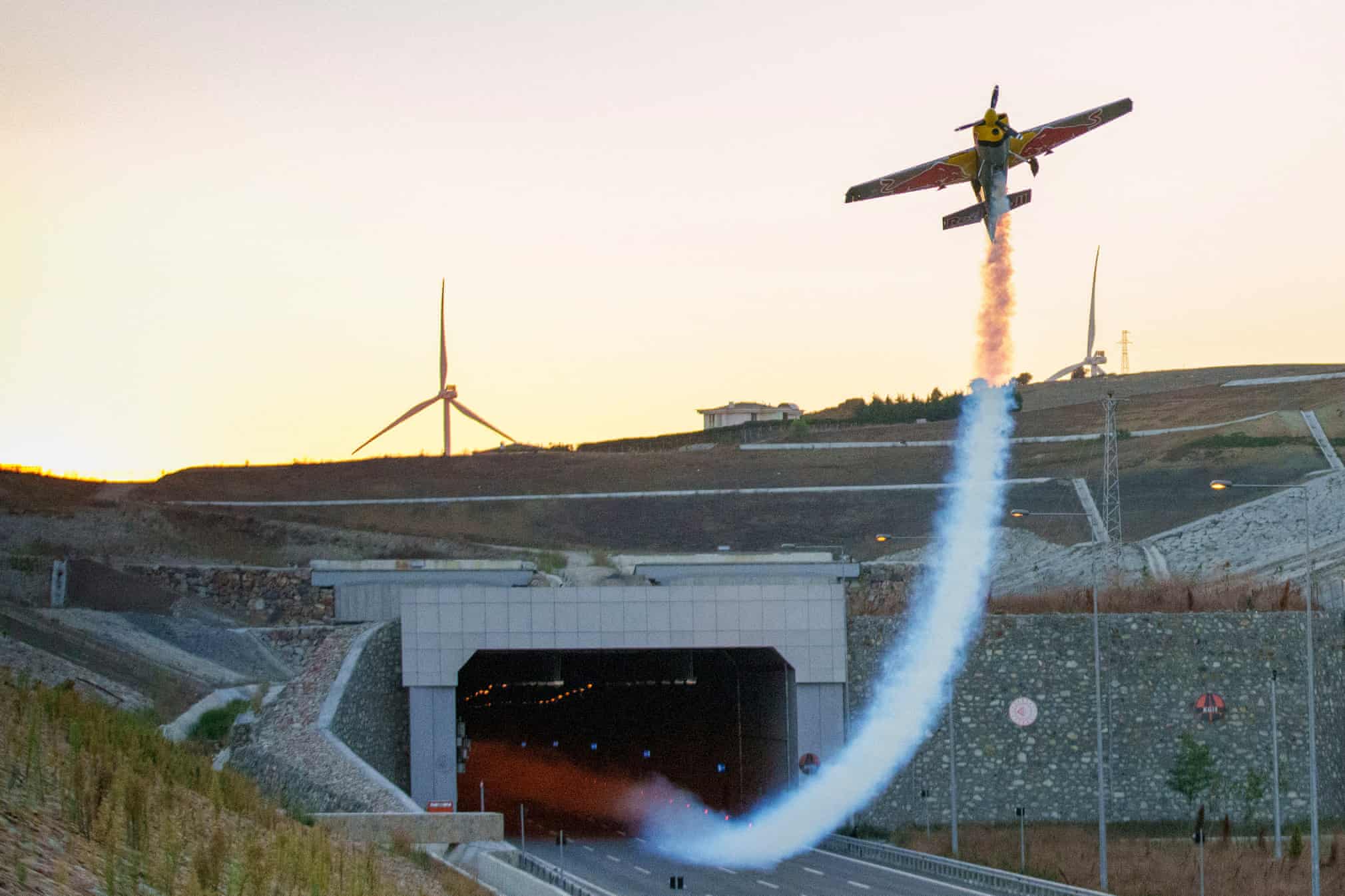 عبور باورنکردنی هواپیمای ایتالیایی از تونل+عکس