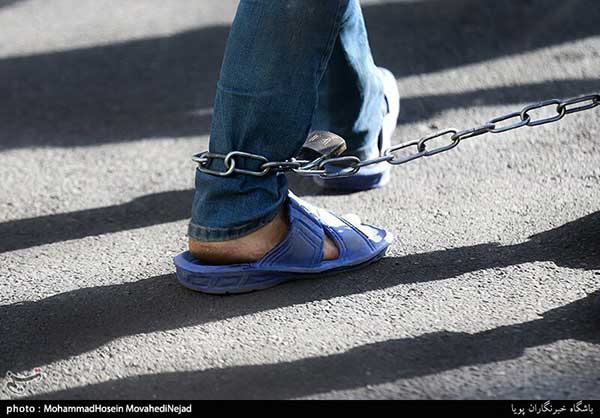 پابند یکی از متهمین تهرانی پس از دستگیری+عکس