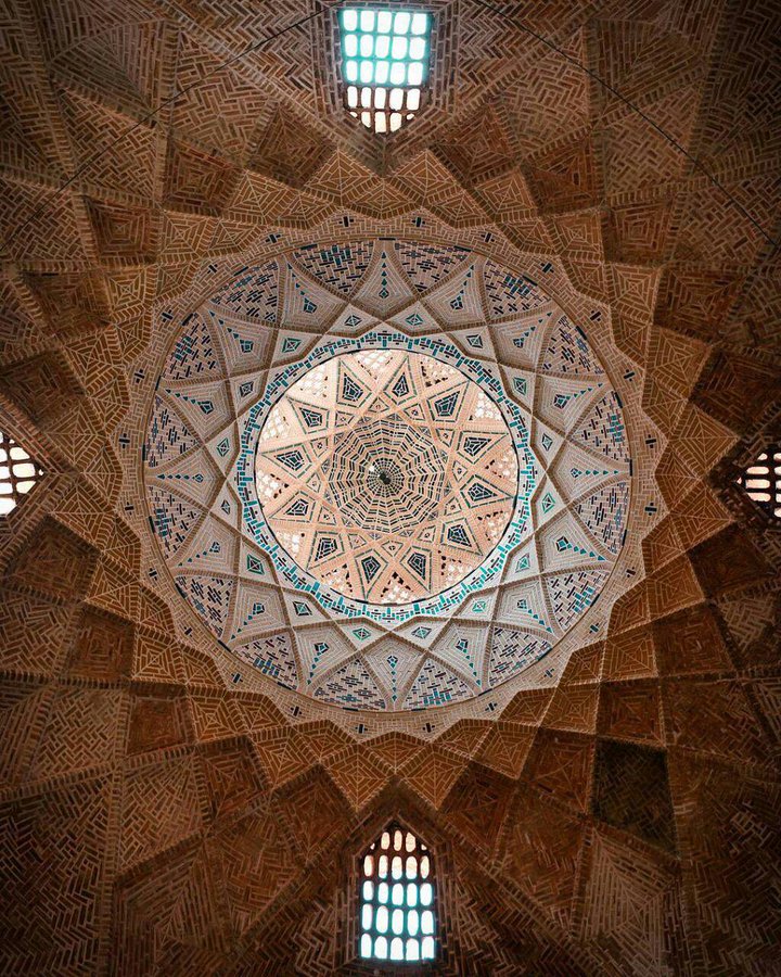 معماری باشکوه سقف بازار خان یزد+عکس