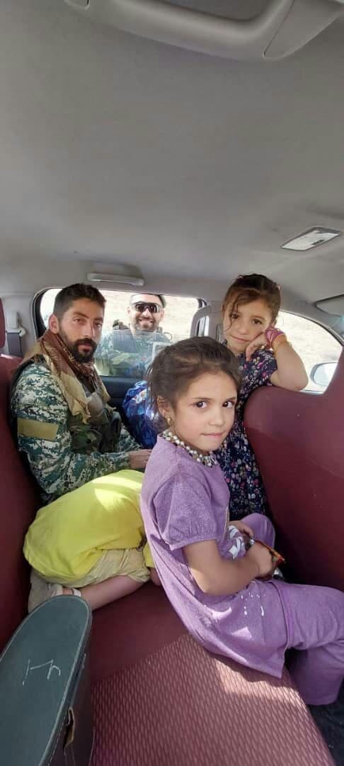 تصویر دختران افغان در خودروی تکاوران ایرانی جهانی شد+عکس