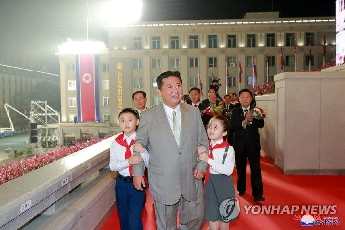 تیپ متفاوت رهبر کره شمالی روی فرش قرمز+عکس