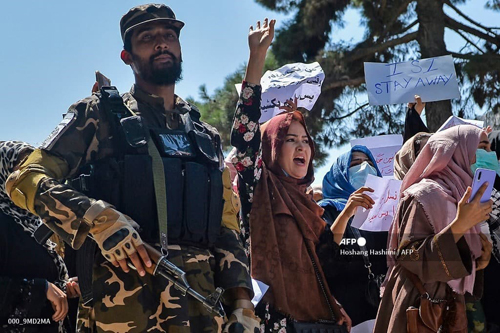 تصویر متفاوت از تظاهرات زنان در کابل+عکس