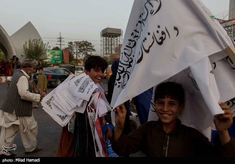 شادی کودکان افغان از فروش پرچم طالبان+عکس