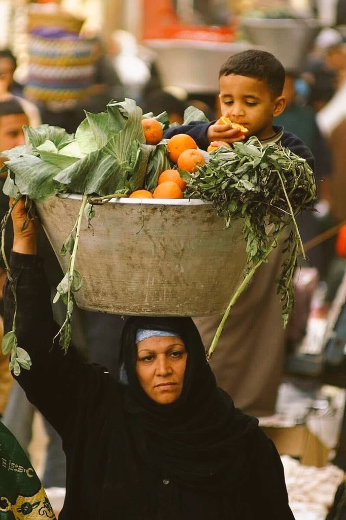 تصویر متفاوت از مادر و کودک مصری در بازار+عکس