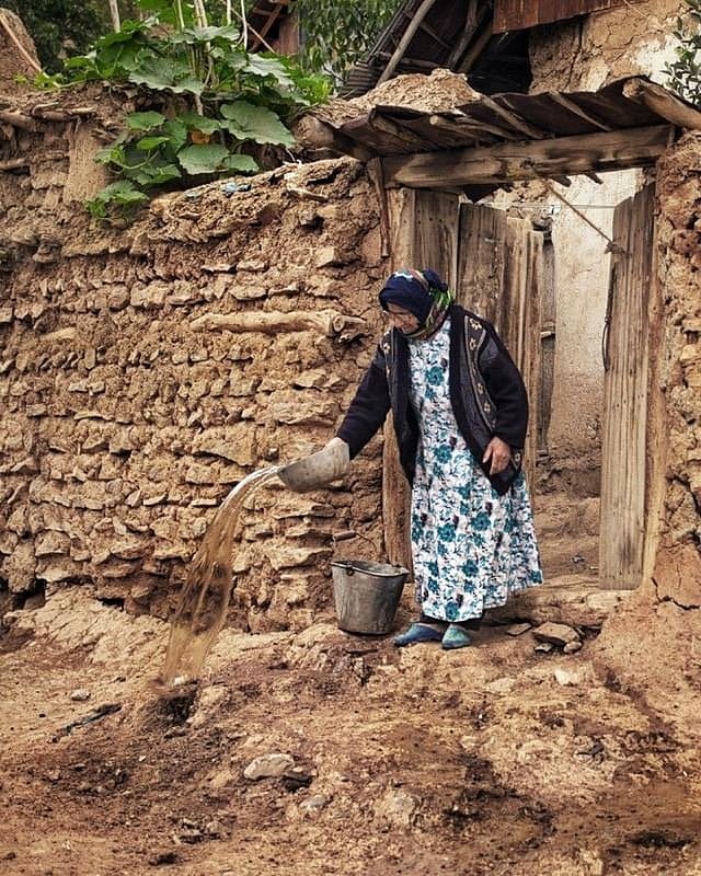 تصویر دیدنی از مادری در روستای گلوزان+عکس