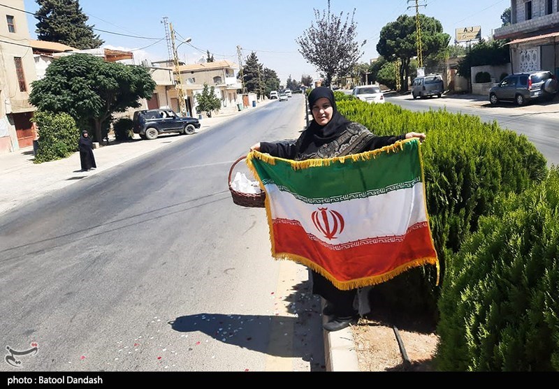 استقبال زن لبنانی از تانکر سوخت ایران+عکس