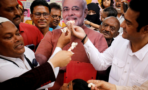 هندی ها برای نخست وزیرشان کیک تولد خریدند+عکس