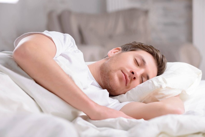 عریان خوابیدن برای بهداشت خواب به هیچ عنوان مناسب نیست