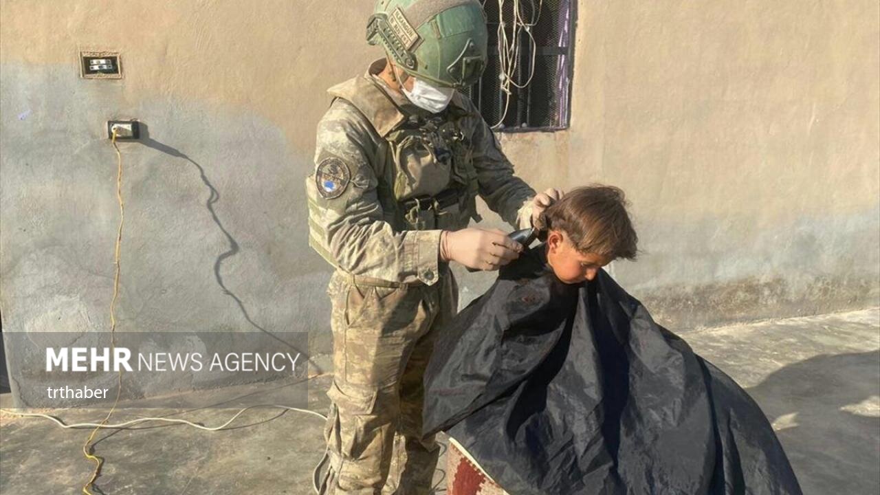 حرکت زیبای سربازان در کمک به مردم سوریه+عکس