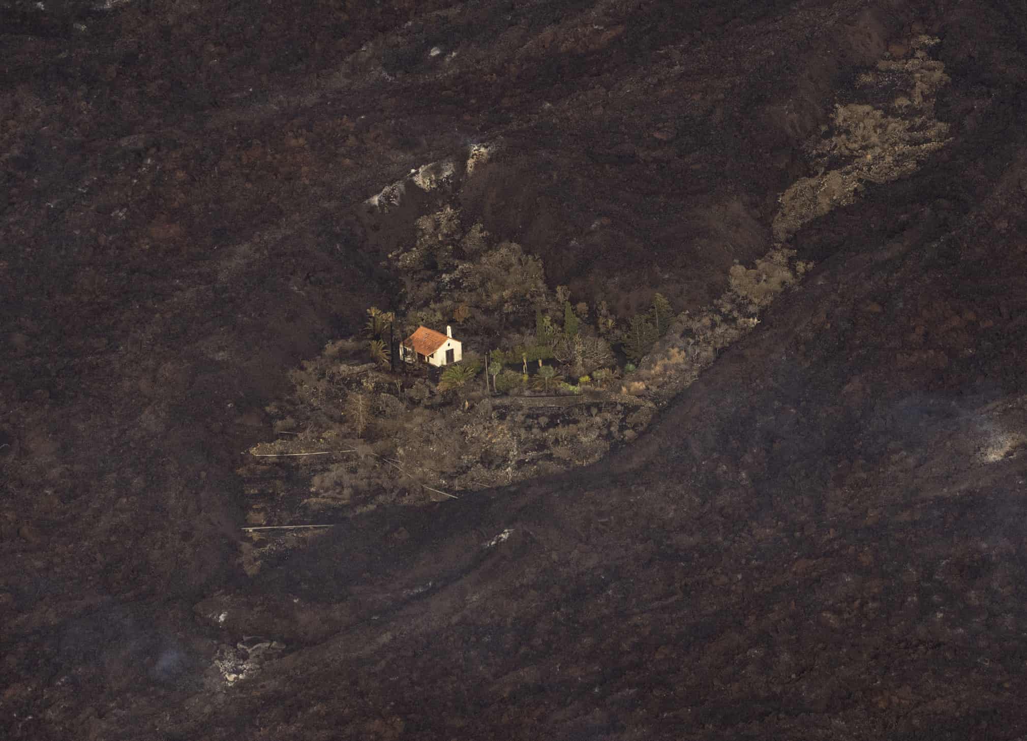 خانه ای که در میان گدازه آتشفشان محاصره شد+عکس