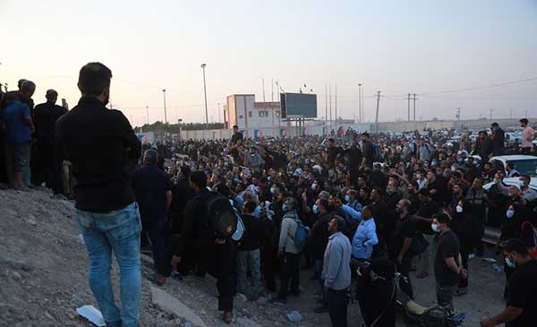 انبوه جمعیت ایرانی پشت مرز عراق+عکس
