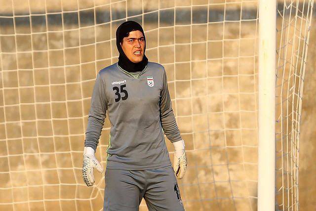 دروازه بان تیم فوتبال زنان ایران همه را متعجب کرد+عکس