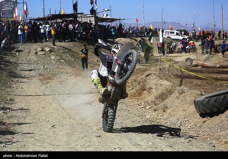تک چرخ زدن موتورسوار ایرانی در شرایط دشوار+عکس