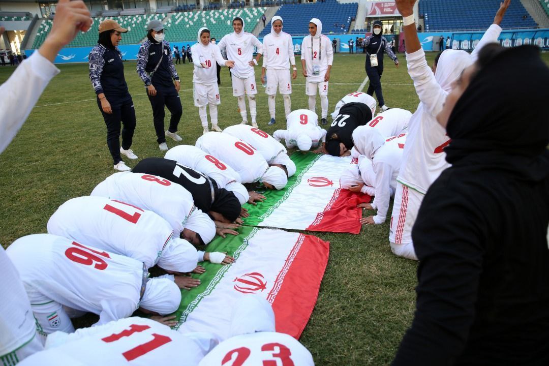سجده شکر زنان فوتبالیست ایران اشک همه را در آورد+عکس