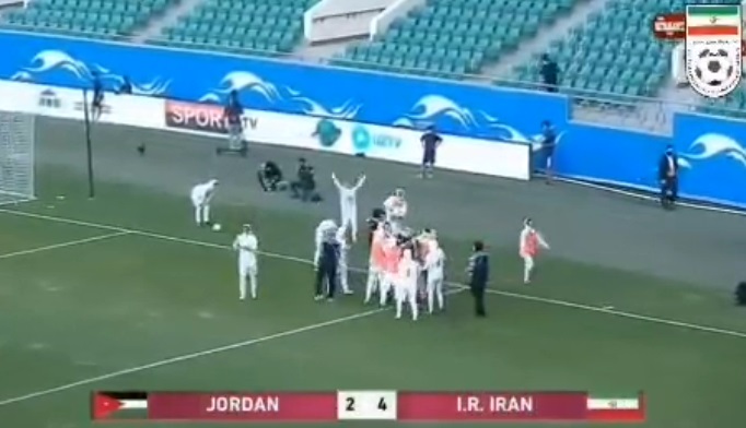 گزارشگر زن ایران بازی فوتبال را روایت کرد+عکس