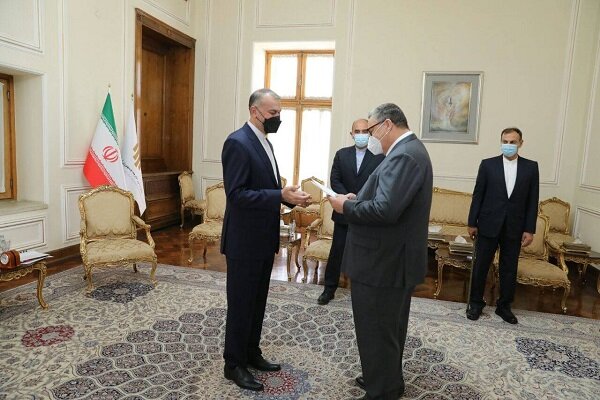 تحویل استوارنامه سفرای جدید به وزیرامورخارجه