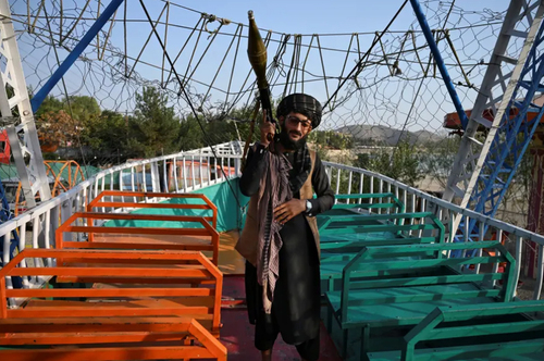 نیروی طالبان با آر پی چی در شهربازی بچه ها+عکس