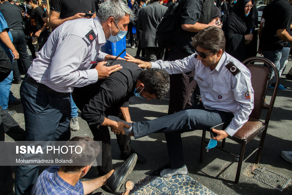مالش دادن پای جاماندگان اربعین در تهران+عکس