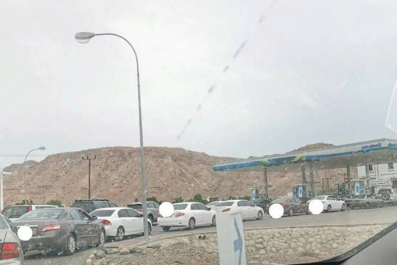 هجوم عمانی ها به پمپ بنزین+عکس