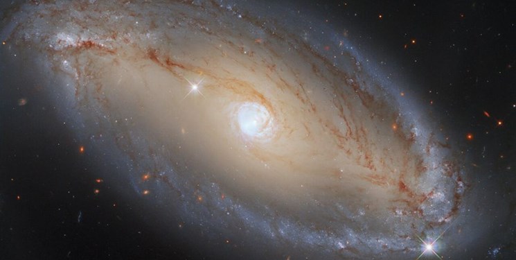 تصویر شگفت‌انگیز هابل از یک کهکشان پرانرژی 