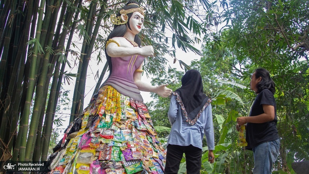 مجسمه یک زن ساخته شده با ضایعات پلاستیکی+عکس