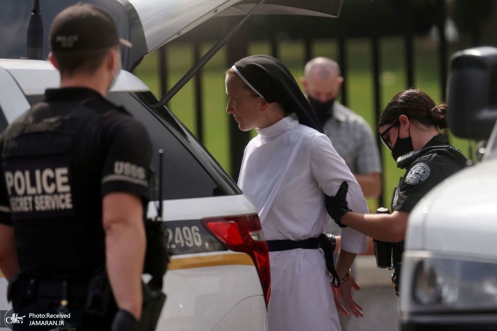 رفتار زشت پلیس آمریکا با راهبه زن+عکس