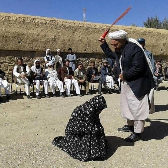 کتک زدن یک زن توسط طالبان مقابل چشم همه+عکس